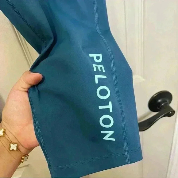 Peloton Women's Teal Blue Essential
Capri Workout Leggings Size XL - Picture 5 of 7